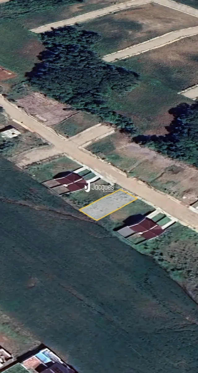 Vista aérea de uma área rural com campos e estradas no Brasil.