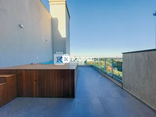 Vista panorâmica da área externa com deck de madeira e guarda-corpo de vidro.