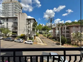 Vista da rua em Lajeado, Brasil, mostrando edifícios residenciais.