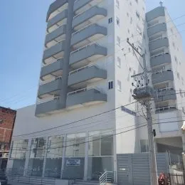Fachada de um prédio residencial alto em Lajeado, Brasil.