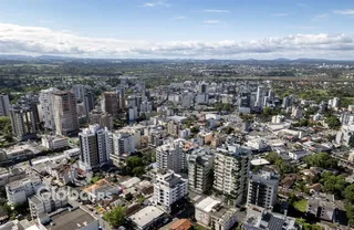 Vista aérea de uma área urbana densamente povoada em Lajeado, Brasil.