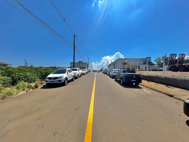 Vista da rua em Lajeado, Brasil com veículos estacionados.