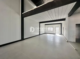 Vista interna de um corredor com vigas expostas em uma propriedade.