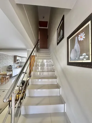 Vista de uma escadaria interna em um apartamento em Lajeado, Brasil.
