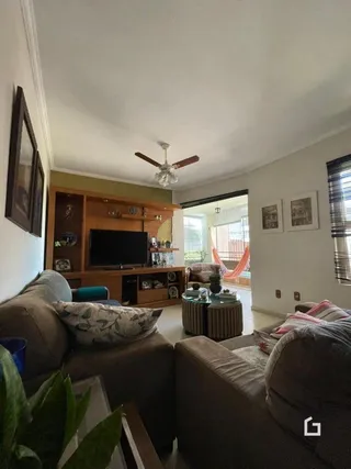 Sala de estar com sofá e móveis de madeira.
