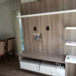 Parede de madeira com um nicho longo em um ambiente interno.