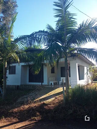 Fachada de uma casa em Lajeado, Brasil com vegetação seca na frente.