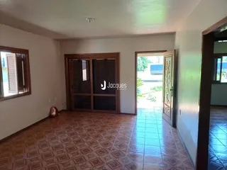 Sala de estar com piso de cerâmica e portas de madeira.