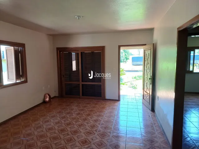 Sala de estar com piso de cerâmica e portas de madeira.