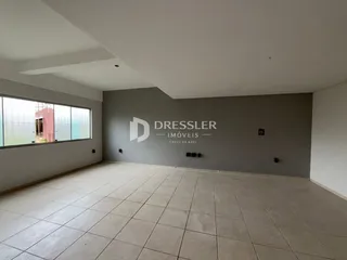 Interior de uma sala com piso de cerâmica e grande janela.