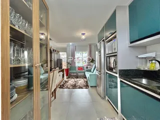 Sala de estar com cozinha moderna em apartamento no Lajeado.