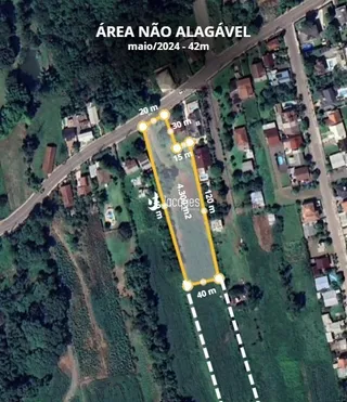 Vista aérea de uma propriedade rural com vegetação densa e estradas.