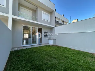 Fachada de um prédio residencial em Lajeado, Brasil, com jardim na frente.