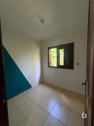 Ambiente interno com piso de cerâmica e parede de destaque azul.