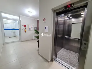 Hall de entrada com box de chuveiro de vidro.