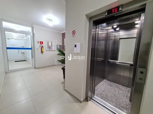 Hall de entrada com box de chuveiro de vidro.