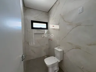 Foto de um banheiro com revestimento de mármore nas paredes.
