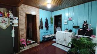 Ambiente interno com paredes azuis e piso de madeira em uma residência.