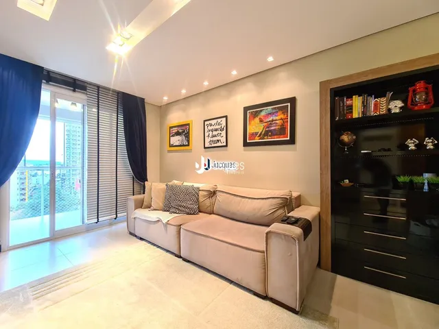 Sala de estar com sofá e decoração em um imóvel em Lajeado.