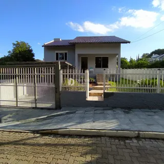 Fachada de uma casa em Lajeado, Brasil, com cerca e portão de metal.