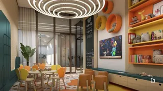 Sala de estar com grandes janelas de vidro e decoração moderna.
