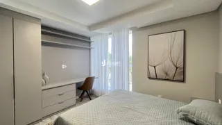 Quarto com cama e armário em um ambiente claro.
