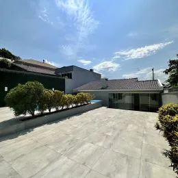 Vista de uma área externa pavimentada de uma propriedade em Lajeado.