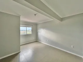 Vista interna de um ambiente com piso claro e paredes brancas.