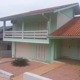 Fachada de uma casa em Lajeado, Brasil, com telhado de telhas e varanda.