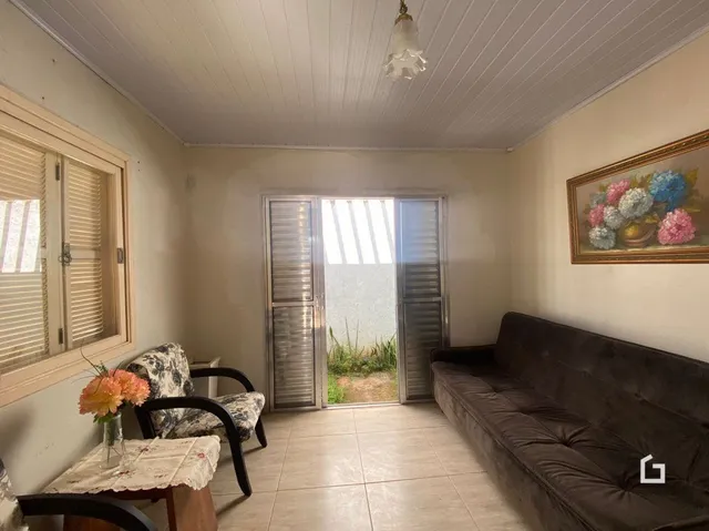 Foto de uma sala de estar com sofá e piso de cerâmica.