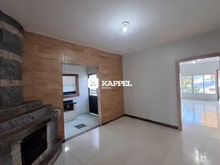 Sala de estar com revestimento de madeira e lareira.