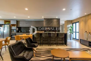 Sala de estar com piso de madeira e móveis escuros.