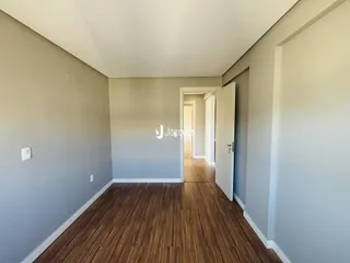Hall de entrada com piso de madeira e paredes cinzas na propriedade.