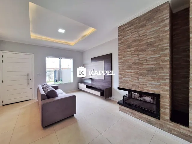 Sala de estar moderna com sofá e lareira em um apartamento.