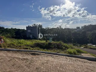A fachada de uma propriedade em Lajeado, Brasil, cercada por vegetação.