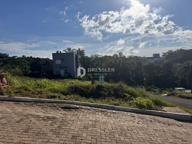 A fachada de uma propriedade em Lajeado, Brasil, cercada por vegetação.