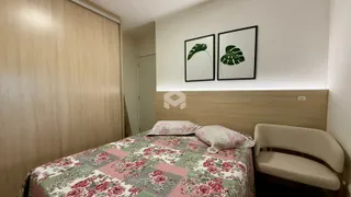 Quarto com cabeceira de madeira e armário de closet.