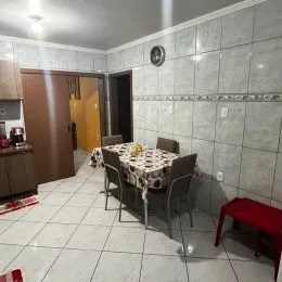 Ambiente interno com piso de cerâmica e paredes brancas.