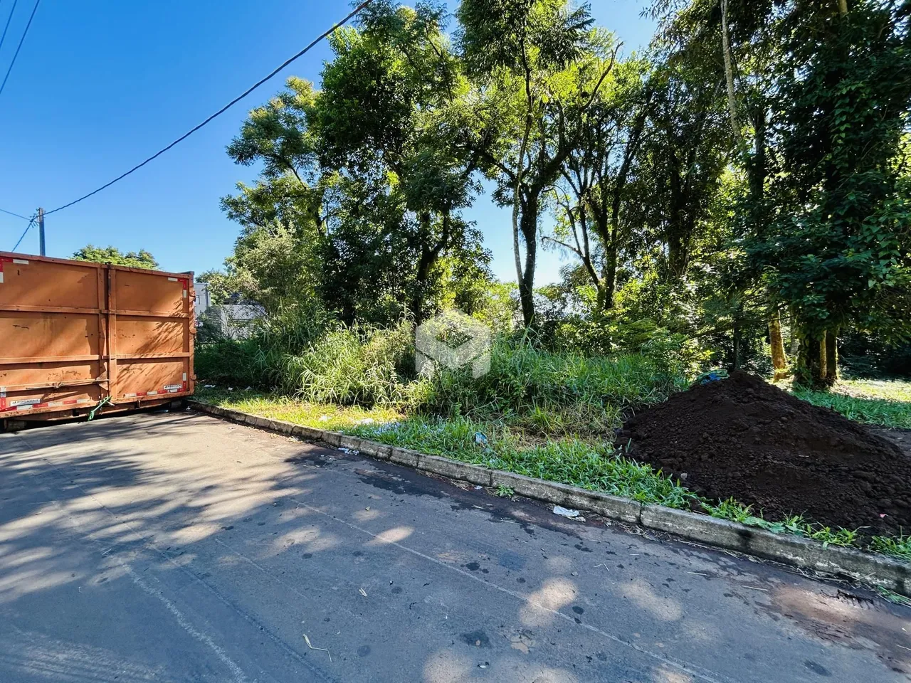 Vista externa da propriedade em Lajeado, Brasil, mostrando uma estrada e vegetação densa.