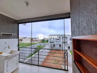 Vista da varanda de um apartamento em Lajeado, mostrando um pátio externo com grade de metal.