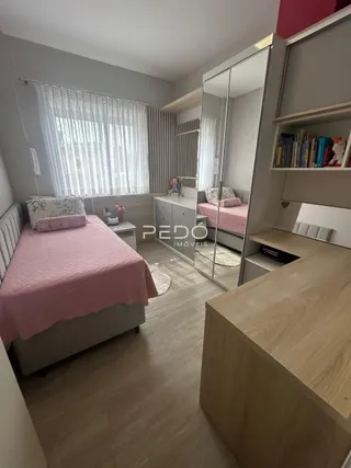 Quarto com cama e espelho em um imóvel no Brasil.