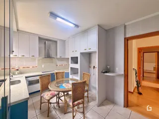 Foto da área de jantar e cozinha de um imóvel.