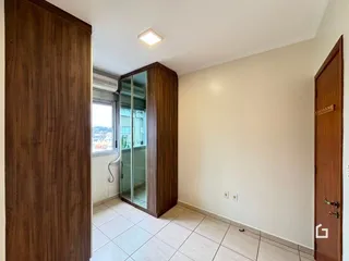 Ambiente interno com piso de cerâmica e portas de madeira.