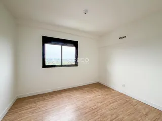 Sala de estar com grande janela de vista para a cidade.