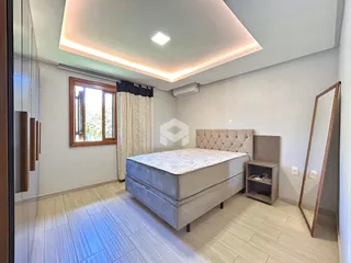 Quarto com cama e janela em um imóvel no Brasil.