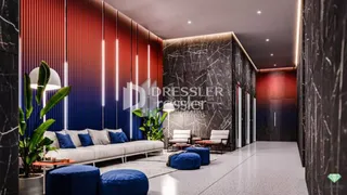 Interior de uma sala de estar moderna com paredes escuras e sofá claro.
