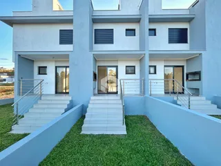 Fachada de uma residência moderna em Lajeado, Brasil, com acesso por escadaria externa.