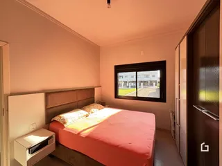 Quarto com cama e armário em ambiente residencial.