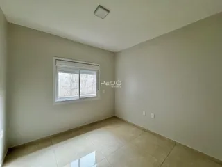 Foto de um cômodo interno com paredes brancas e piso claro.