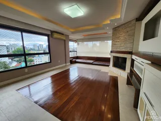 Sala de estar ampla com piso de madeira e vista da cidade.